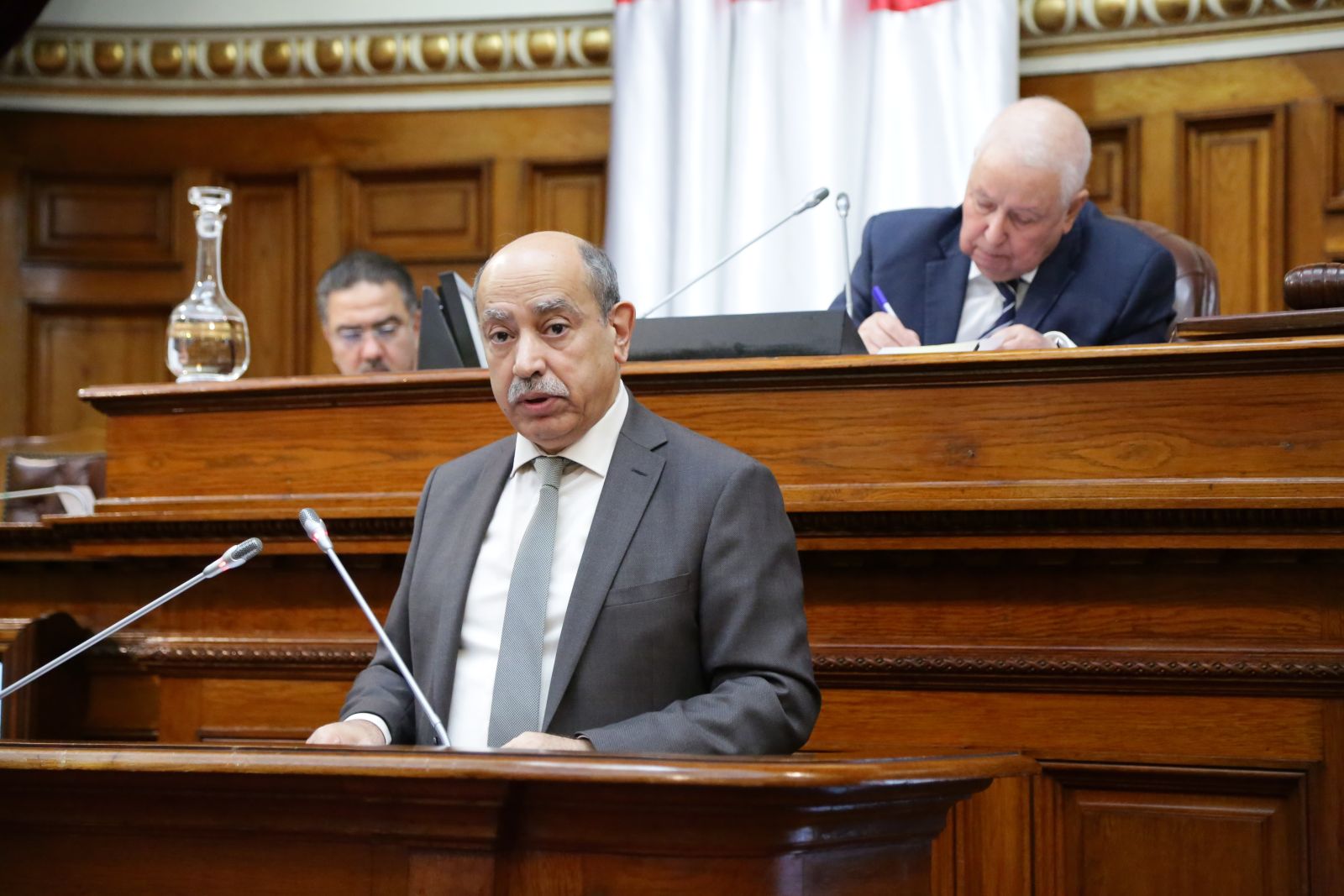 أعضاء مجلس الأمة يناقشون مشروع قانون يحدد القواعد المطبقة في مجال التمهين