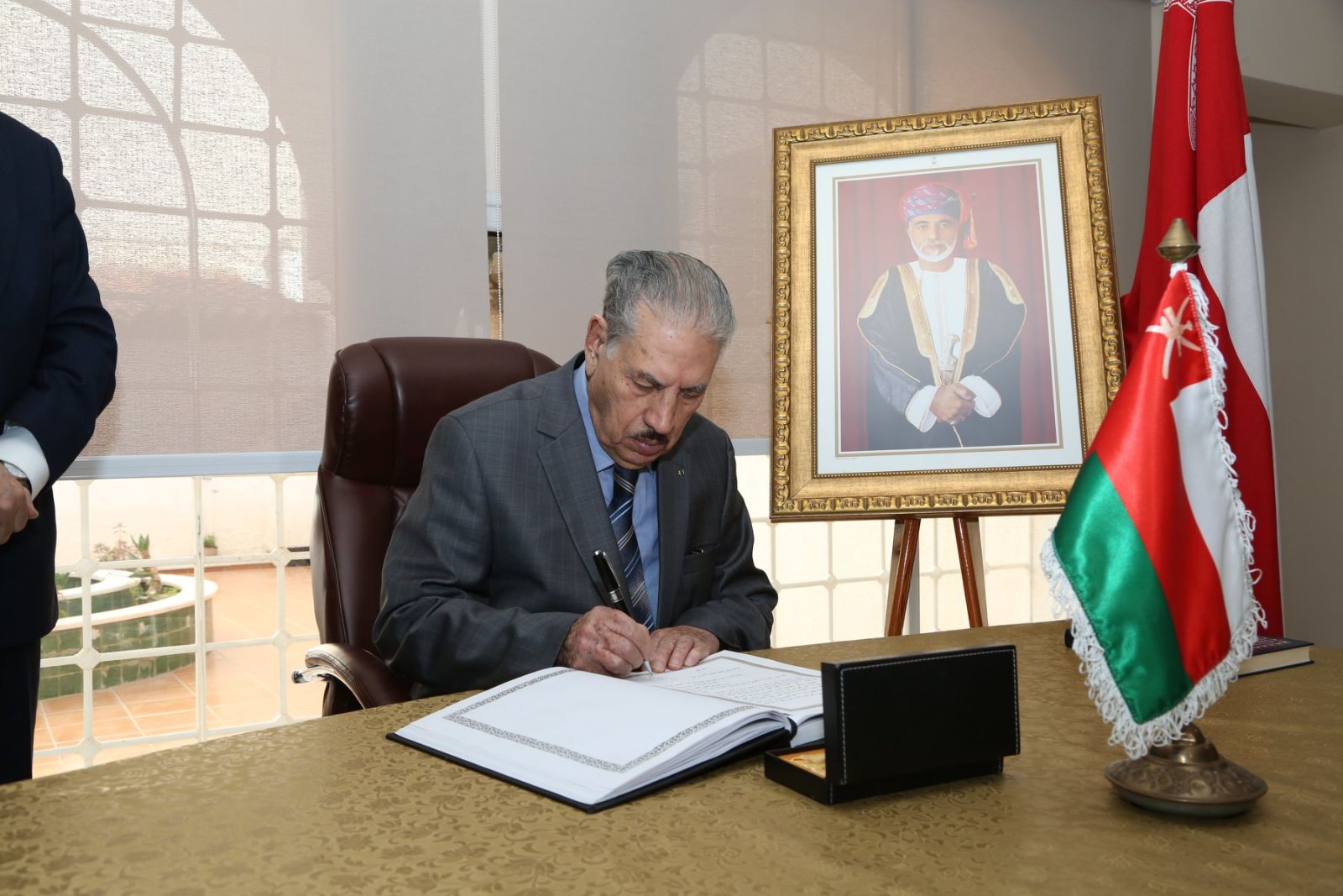 رئيس مجلس الأمة بالنيابة يقدم التعازي بسفارة سلطنة عُمان والسفارة الأكرانية بالجزائر