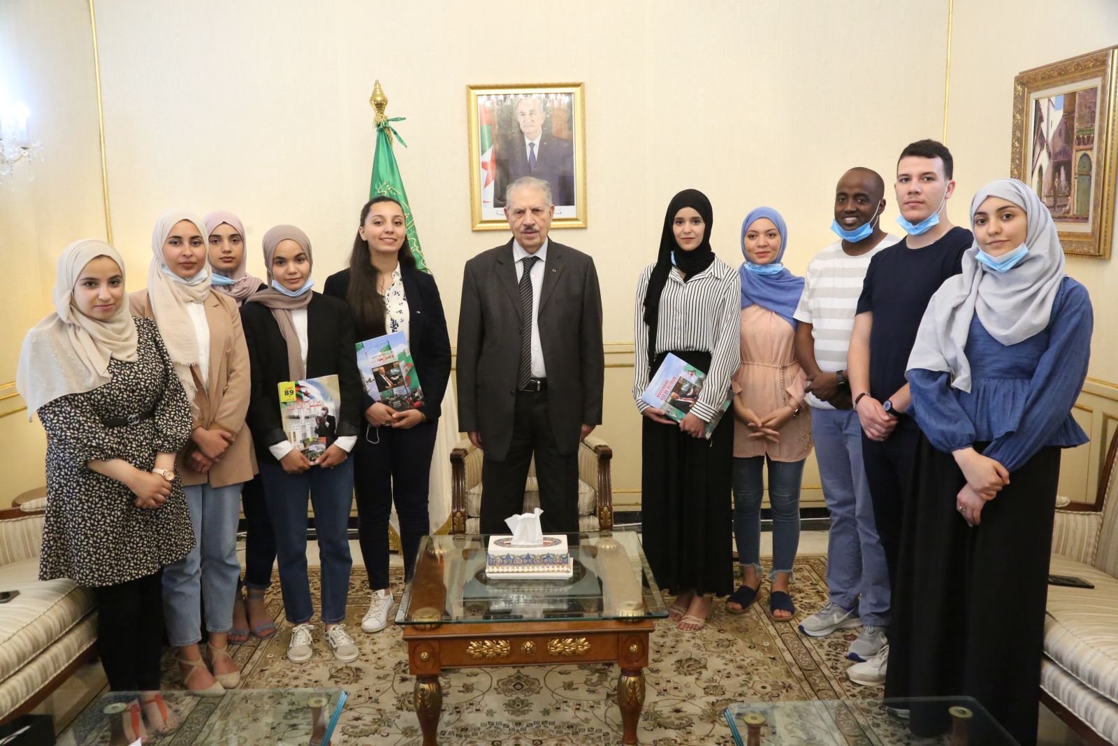 السيد صالح قوجيل، رئيس مجلس الأمة، يستقبل مجموعة من طلبة المدرسة الوطنية العليا للصحافة