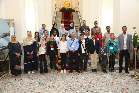 مجموعة من تلاميذ متوسطة الشهيد أحمد التيجاني-بلدية عين ماضي لولاية الأغواط تقوم بزيارة الى مقر مجلس الأمة.