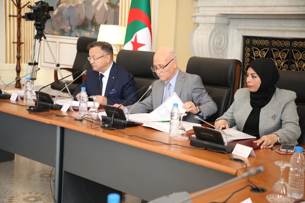 لجنة التربية والتكوين والتعليم العالي والبحث العلمي والشؤون الدينية بـرئاسة البروفيسور محمّد بوبكرتستمع إلى البروفيسور كمال بداري، وزير التعليم العالي والبحث العلمي حول موضوع "إصلاح منظومة التعليم العالي والتوجّه نحو التخصصات العلمية"
