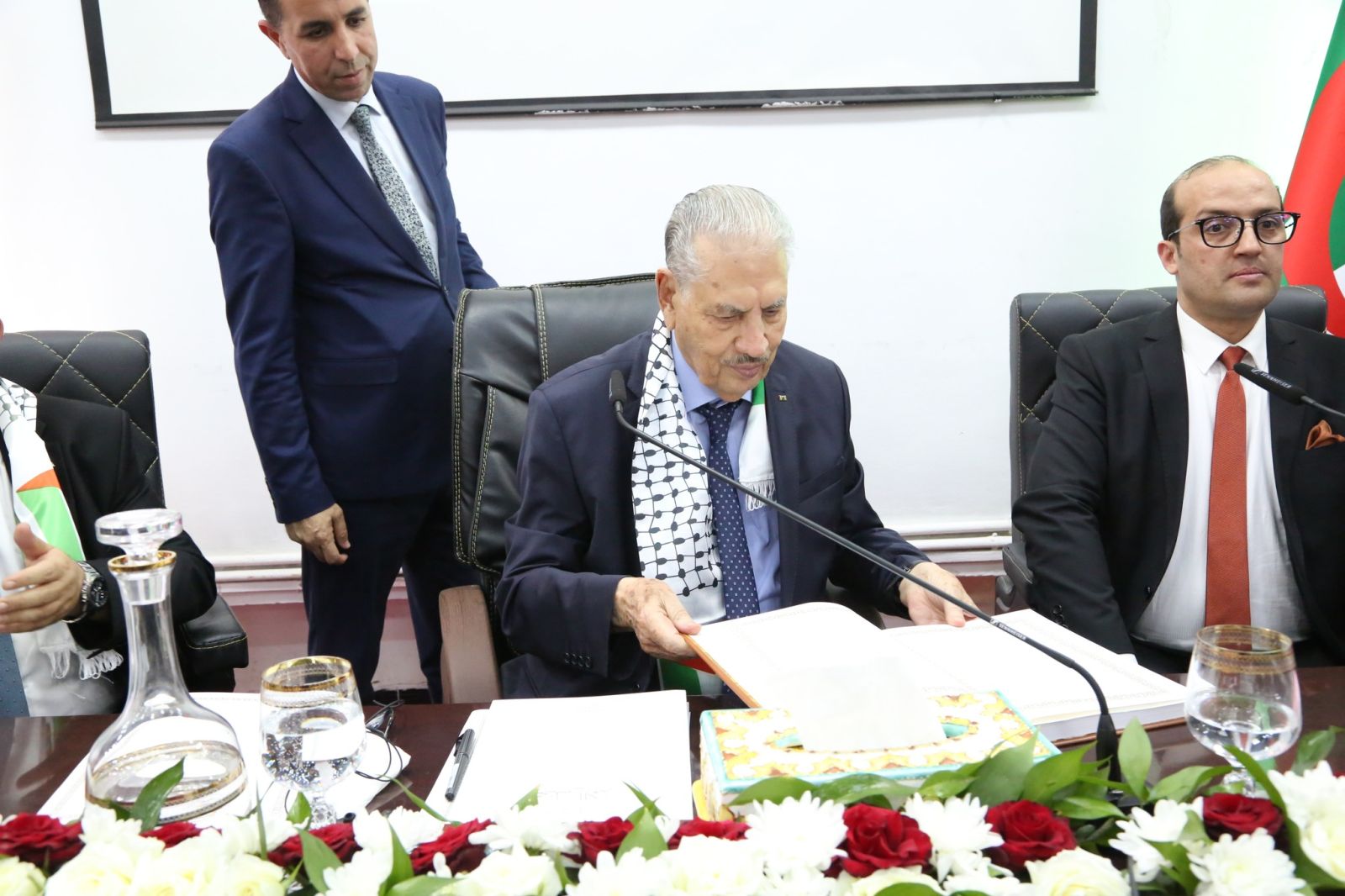 رئيس مجلس الأمة يوقّع على السجل الذهبي  لكلية العلوم السياسية والعلاقات الدولية بجامعة الجزائر 3..