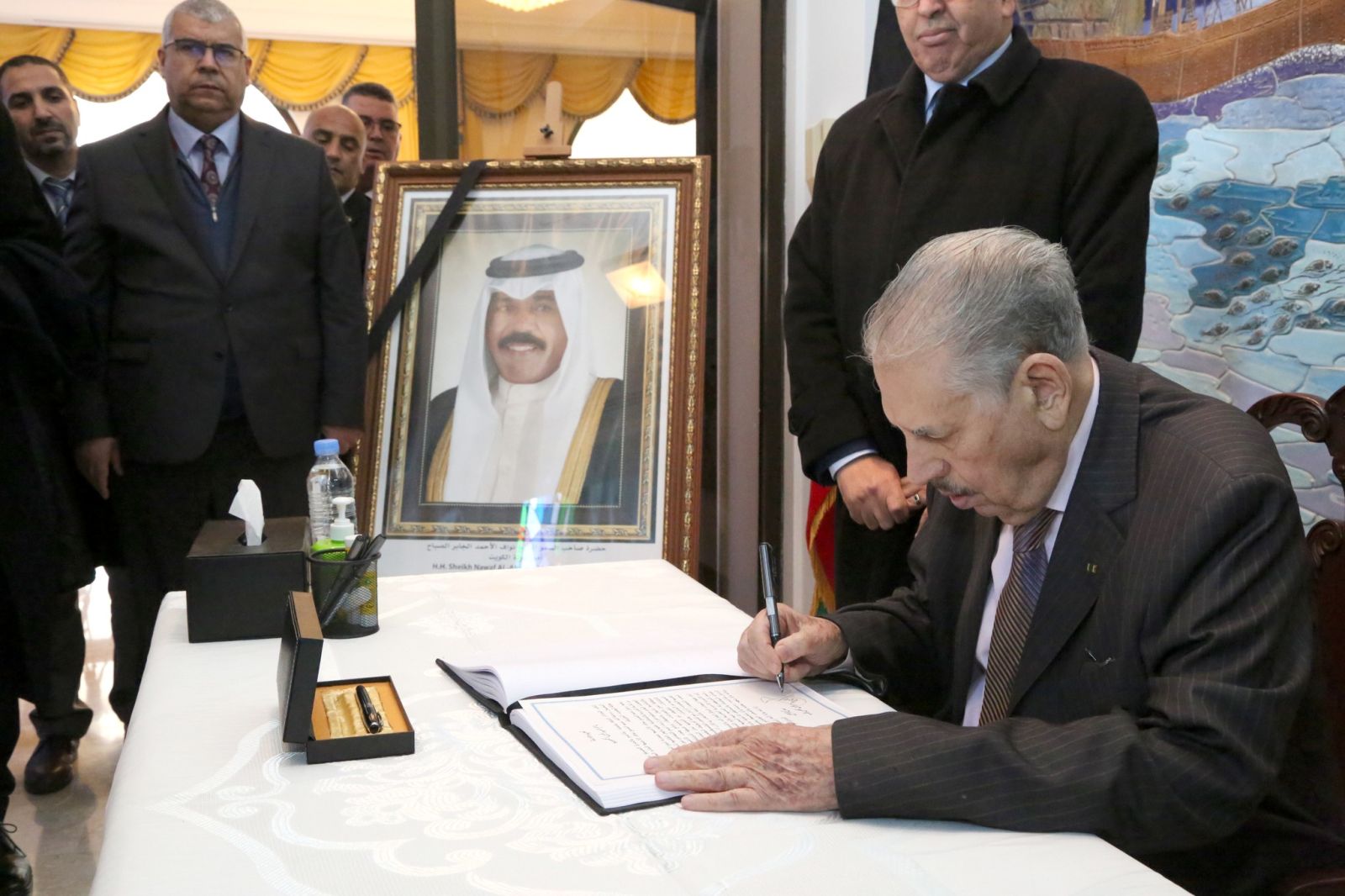 باسم رئيس الجمهورية، السيد عبد المجيد تبون،السيد صالح ڨوجيل رئيس مجلس الأمة، يوقّع بمقر سفارة دولة الكويت بالجزائر،على سجلّ التعازي، على إثر وفاة سمو الشيخ نواف الأحمد الجابر الصباح، أمير دولة الكويت الشقيقة