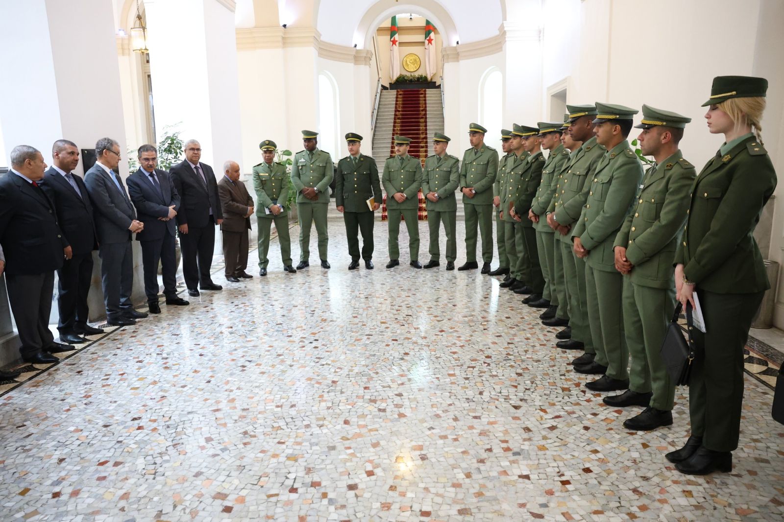 مجموعة من الضباط المتربصين بالمدرسة العليا العسكرية للإعلام والاتصال بالناحية العسكرية الأولى في زيارة لمجلس الأمة
