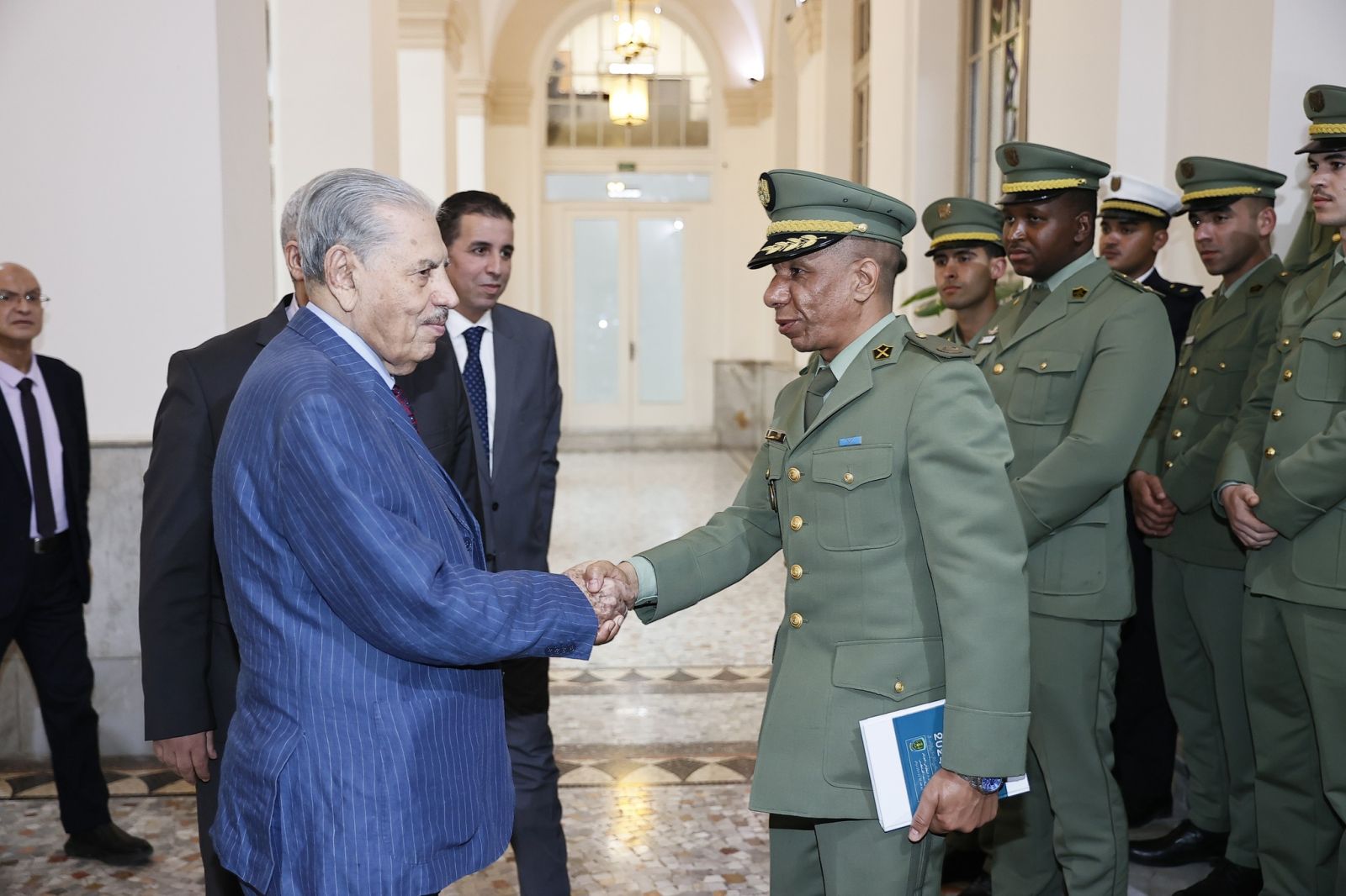 المجاهد صالح قوجيل، رئيس مجلس الأمة، في تصريح أمام الضباط المتربصين بالمدرسة العليا العسكرية للإعلام والاتصال بالناحية العسكرية الأولى خلال زيارتهم لمجلس الأمة يؤكد على الدور المحوري المنوط بالجيش الوطني الشعبي سليل جيش التحرير الوطني عن حق وجدارة
