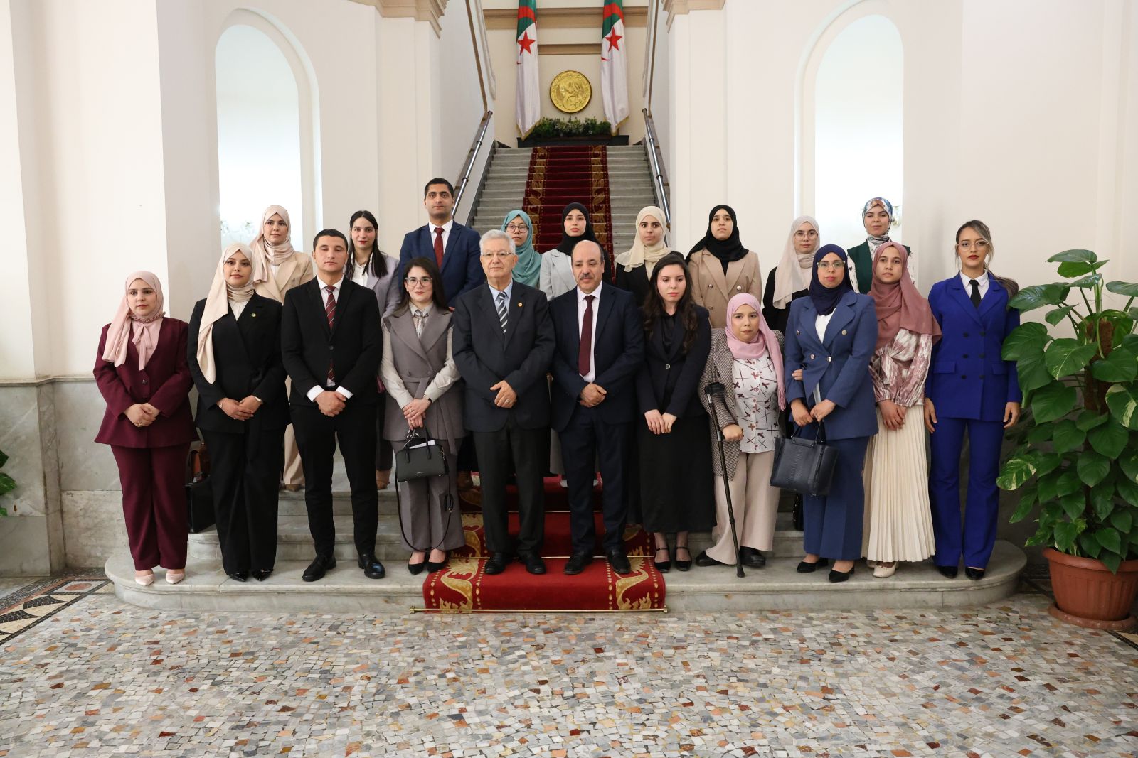 السيد عزوز ناصري، رئيس مجلس الأمة  يخصُّ مجموعة من تلميذات وتلاميذ المدرسة الوطنية للإدارة "مولاي أحمد مدغري" التي نزلت في ضيافة مجلس الأمة بكلمة يُشيد فيها بدور المدرسة الوطنية للإدارة