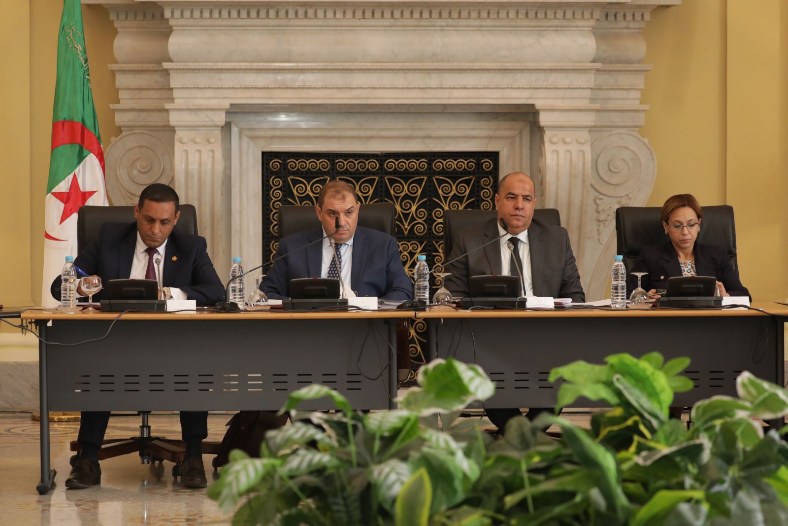 لجنة الشؤون القانونية والإدارية وحقوق الإنسان والتنظيم المحلي وتهيئة الإقليم والتقسيم الإقليمي، برئاسة السيد محمد رباح تستمع لممثل الحكومة، وزير العدل، حافظ الأختام، السيد لطفي بوجمعة