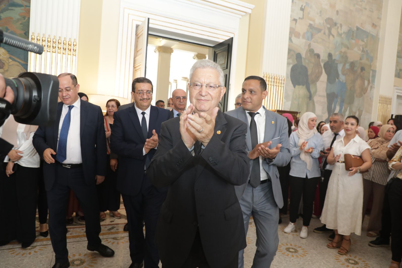 السيد عزوز ناصري رئيس مجلس الأمة، يتبادل تهاني وتبريكات عيد الأضحى المبارك مع السيدات والسادة أعضاء وإطارات وعمال مجلس الأمة