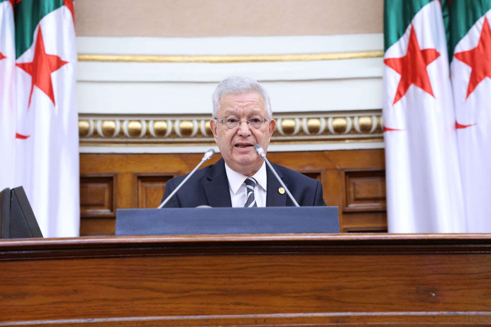 في جلسة علنية برئاسة السيد عزوز ناصري، رئيس مجلس الأمة أعضاء مجلس الأمة يناقشون نص قانون يتضمن قانون الاجراءات الجزائية