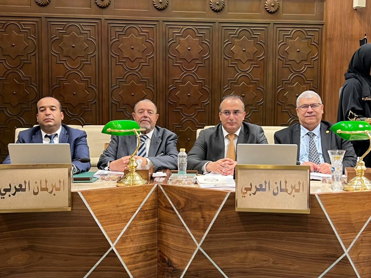 عضوا مجلس الأمة يؤديان اليمين في الجلسة العامة للبرلمان العربي