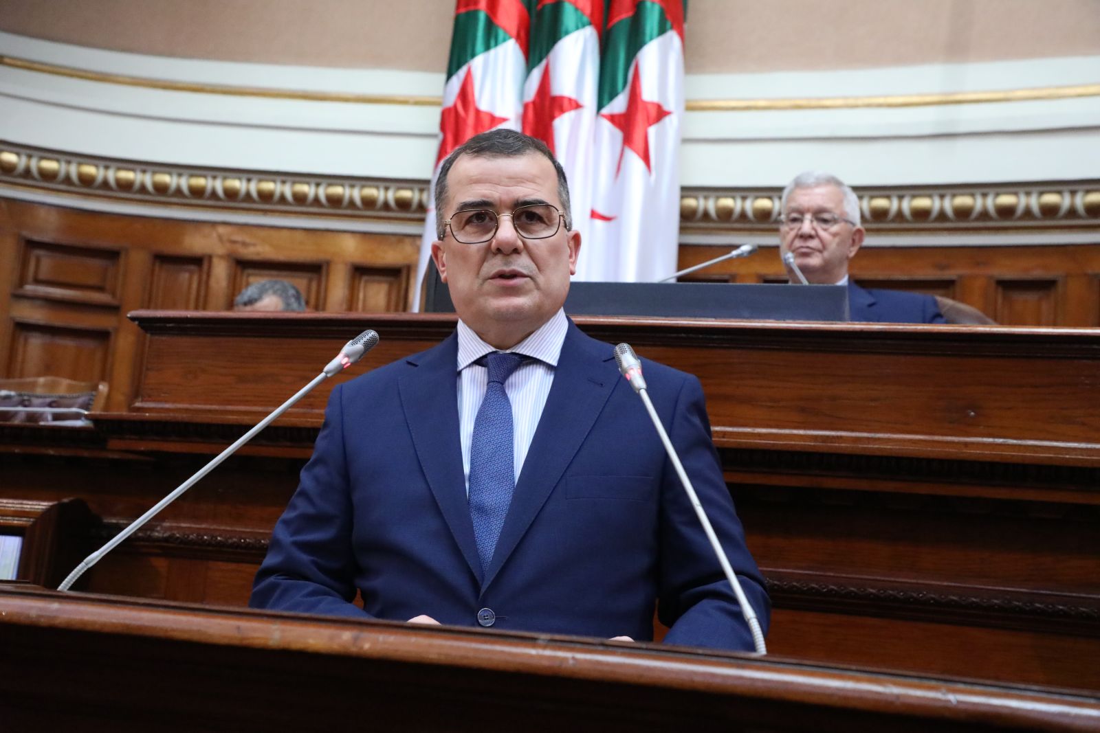 في جلسة علنية ترأسها السيد عزوز ناصري، رئيس مجلس الأمة أعضاء المجلس يناقشون نص قانون يعدل ويتمم القانون رقم 83-12  المؤرخ في 21 رمضان عام 1403 الموافق 2 يوليو سنة 1983 والمتعلق بالتقاعد