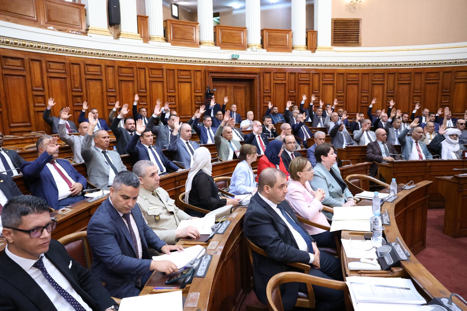 في جلسة علنية ترأسها السيد عزوز ناصري، رئيس مجلس الأمة أعضاء المجلس يصادقون على ثلاثة نصوص قوانين تتعلّق بقطاعي القضاء والمناجم