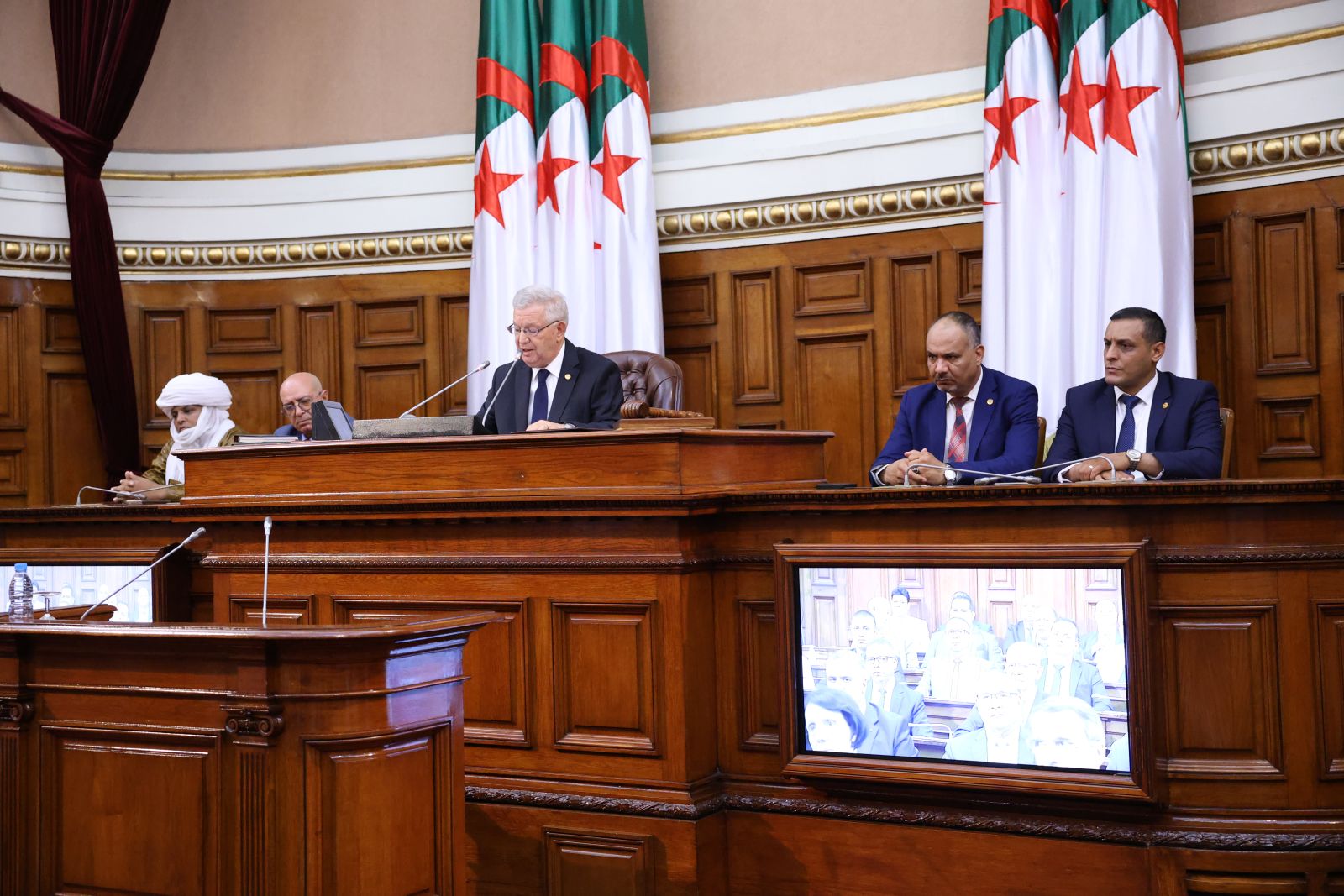 السيد عزوز ناصري، رئيس مجلس الأمة  يشيد في كلمته بمناسبة اختتام الدورة البرلمانية العادية 2024-2025 بالإصلاحات الوطنية التي تمضي بالجزائر بقيادة رئيس الجمهورية، السيد عبد المجيد تبون  نحو التألق والريادة ويؤكد أنّ مجلس الأمة حريص بِمَعِيَّة المجلس الشعبي الوطني على مُرافقةِ سياسةِ هذا الاصلاحِ الشامل بالأدوات التشريعية والآلياتِ القانونيةِ المؤطّرة للفعل التنموي والحياة العامة