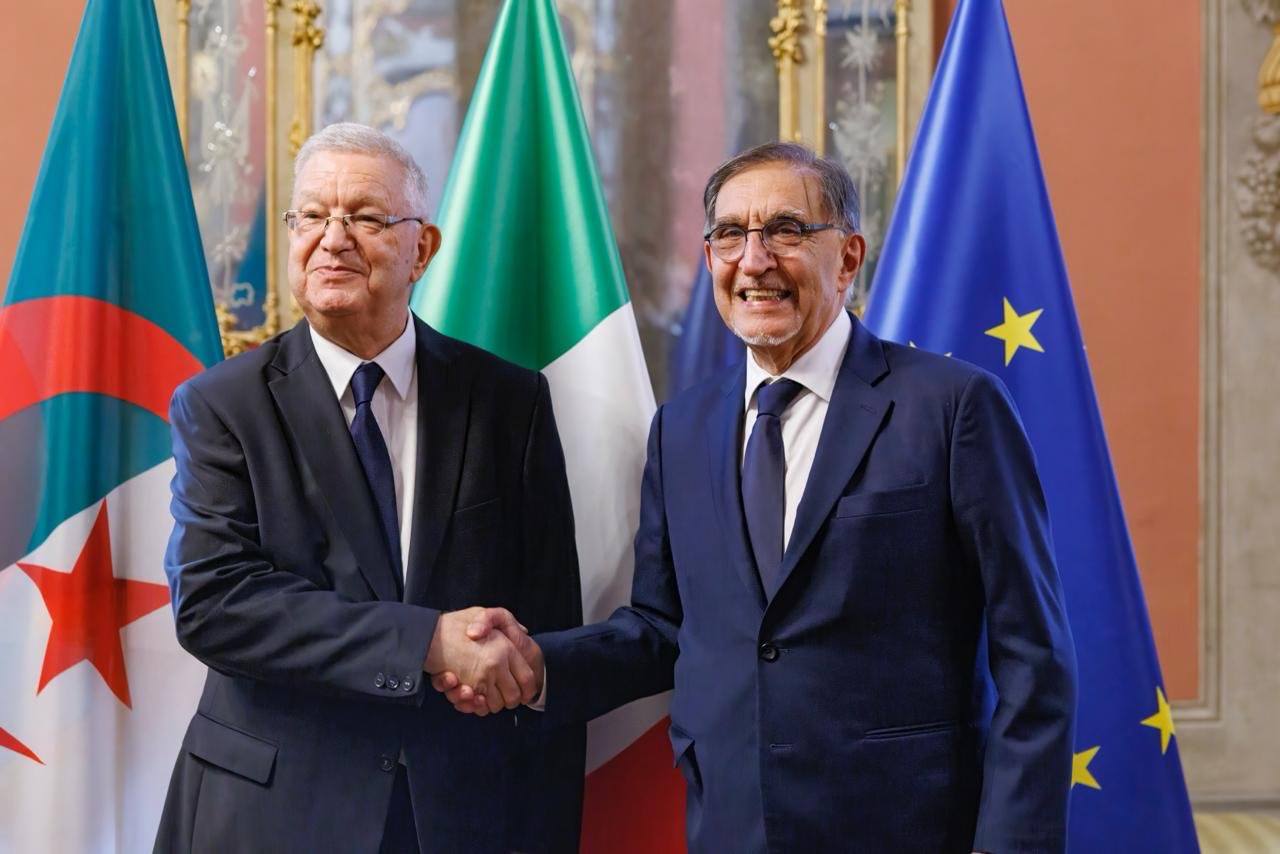 السيد عزوز ناصري، رئيس مجلس الأمة، يجري  لقاءً مع السيد إغناسيو لاروسا، رئيس مجلس الشيوخ الإيطالي