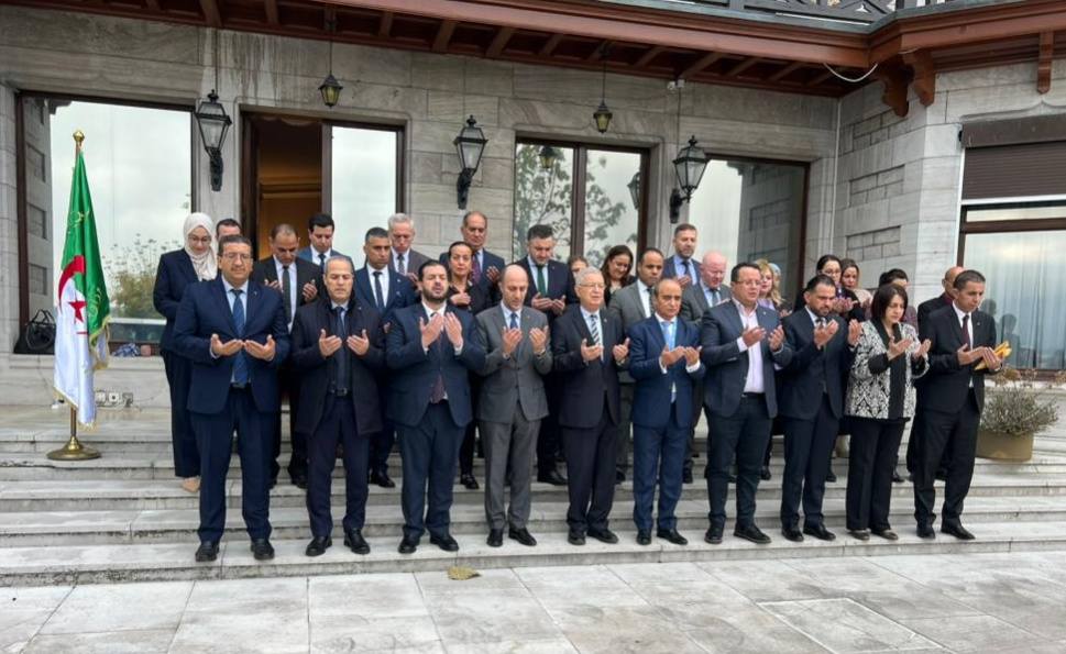 رئيس مجلس الأمة، يقف دقيقة صمت في اليوم الوطني للهجرة