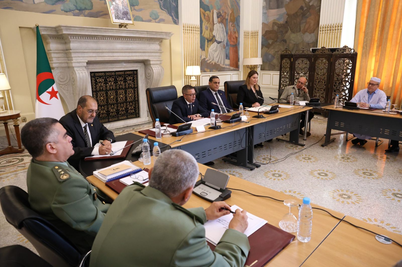لجنة الدفاع الوطني، برئاسة السيد الحاج نور، تستمع إلى ممثلة الحكومة، السيدة نجيبة جيلالي، وزيرة العلاقات مع البرلمان، في إطار دراستها للنصين القانونين المتعلقين بالأوسمة العسكرية