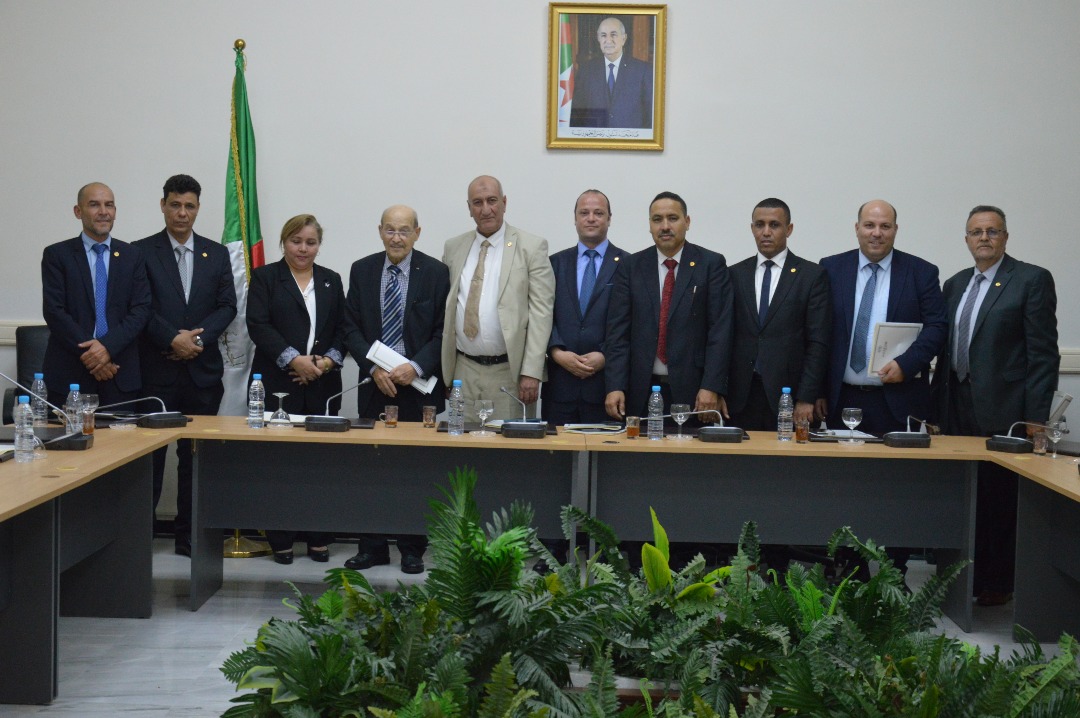 لجنة التجهيز والتنمية المحلية تعقد اجتماعا داخليا، برئاسة السيد يحي شارف، رئيس اللجنة