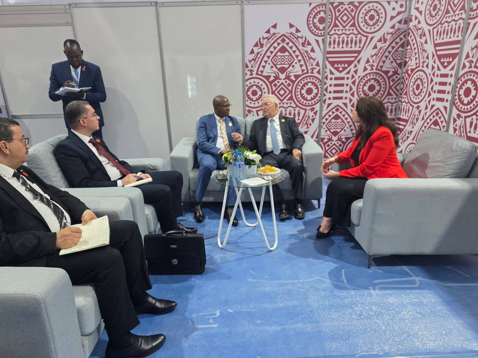 السيد عزوز ناصري، رئيسُ مجلس الأمة، ممثلُ رئيسِ الجمهورية، يجري لقاء مع الوزير الأول لجمهورية بوروندي، السيد  نيستور نتاهونتوي