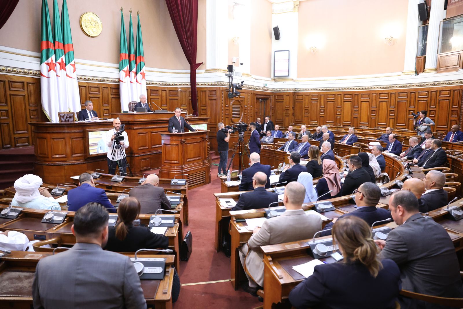 في جلسة عامة ترأّسها السيد عزوز ناصري، رئيس مجلس الأمة..   أعضاء مجلس الأمة يوجّهون خمسة عشر (15) سؤالاً شفويا إلى خمسة (5) أعضاء في الحكومة