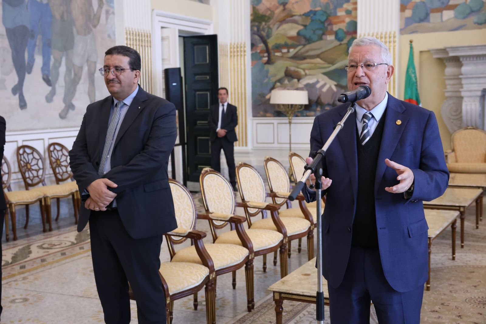 السيد عزوز ناصري، رئيس مجلس الأمة، يشرف على حفل استقبال نُظم بمقر المجلس تكريماً لإطارات وموظفي ومستخدمي مجلس الأمة، الذين ساهموا في إنجاح مشاركة البرلمان بغرفتيه في الطبعة الثامنة والعشرين (28) لصالون الجزائر الدولي للكتاب – سيلا 2025