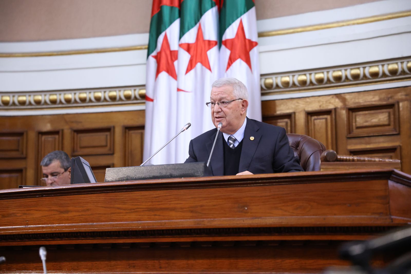 في جلسة عامة ترأّسها السيد عزوز ناصري، رئيس مجلس الأمة..   أعضاء مجلس الأمة يوجّهون عشرة (10) أسئلة شفوية إلى ثلاثة (3) أعضاء في الحكومة