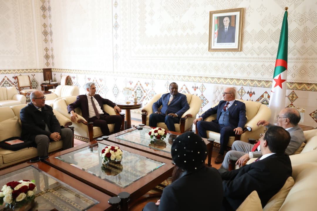 السيد شيف فورتين شرامبيرا رئيس البرلمان الإفريقي يحل بالجزائر في زيارة رسمية