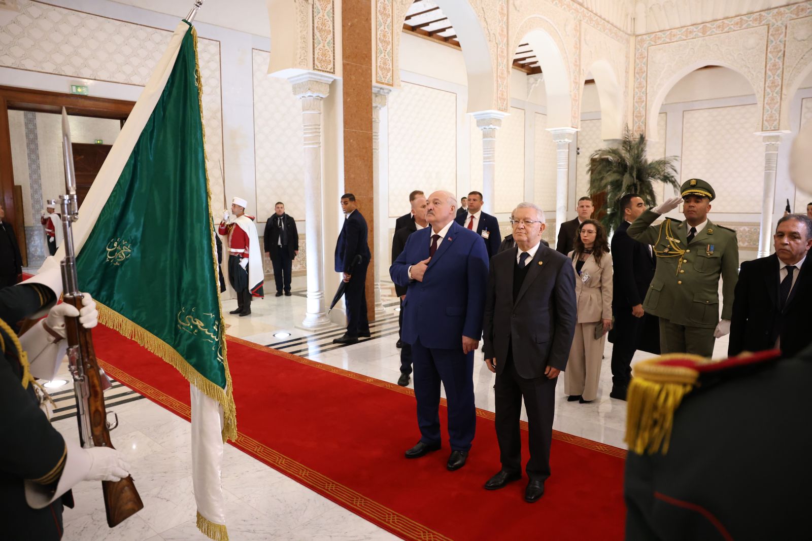 السيد الكسندر لوكاشينكو، رئيس جمهورية بيلاروسيا يغادر الجزائر