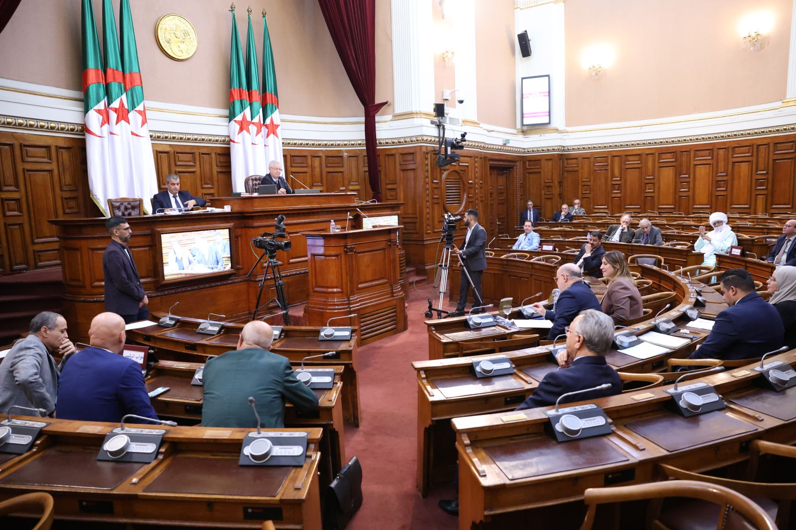 في جلسة عامة ترأّسها السيد عزوز ناصري، رئيس مجلس الأمة..     أعضاء مجلس الأمة يوجّهون ستة (06) أسئلة شفوية  إلى عضوين (2) في الحكومة.