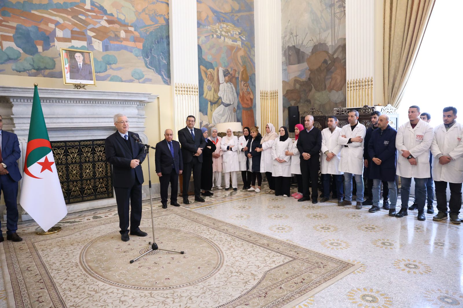 السيّد عزوز ناصري رئيس مجلس الأمة يشرف على حفلٍ تكريميّ لتثمين جهود الإطارات والموظفين عقب تنظيم اليوم البرلماني حول التحول الرقمي في الجزائر: "خيار استراتيجي وتجسيد لرؤية رئيس الجمهورية"