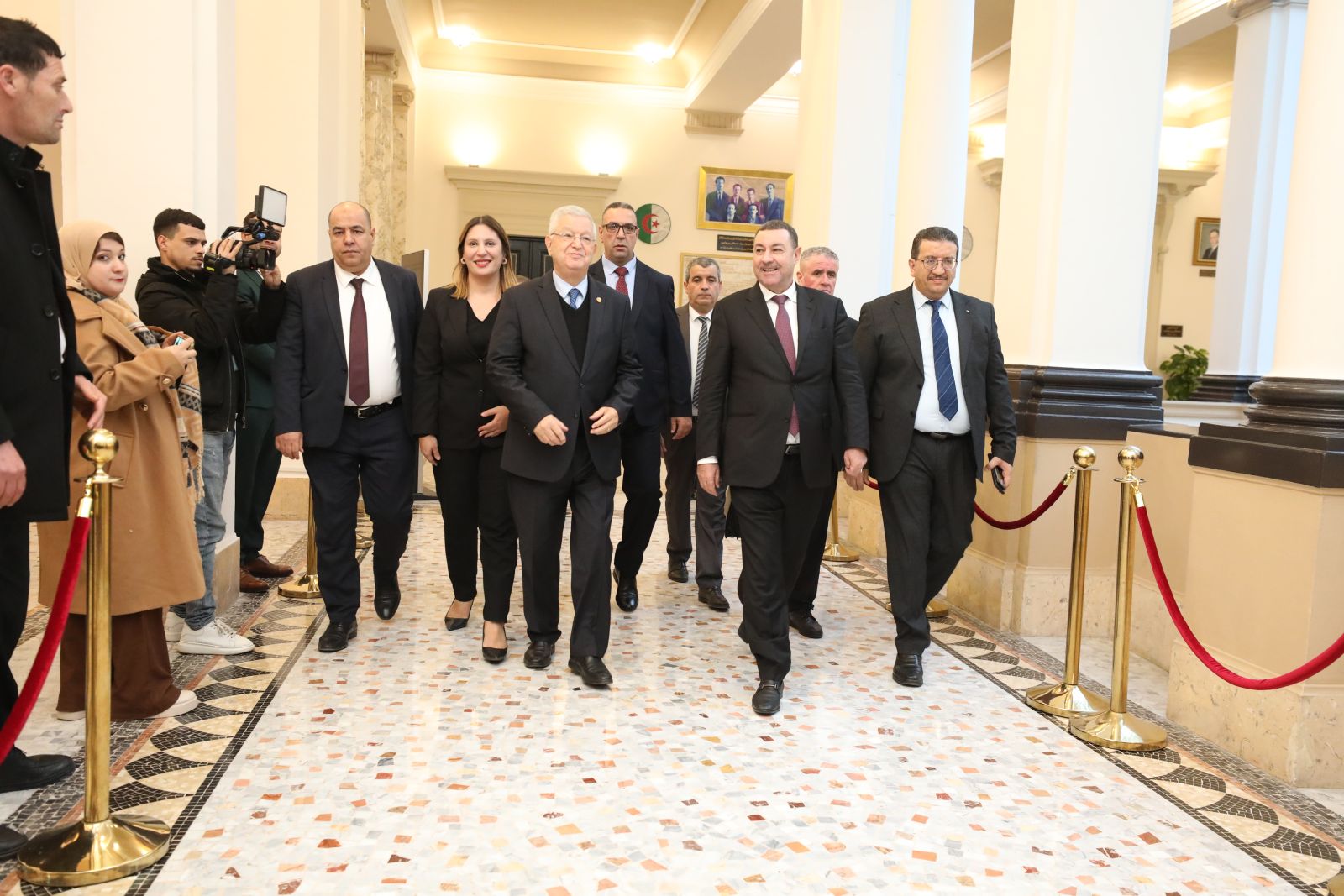 في جلسة علنية تراسها السيد عزوز ناصري، رئيس مجلس الأمة أعضاء المجلس يصوتون على مشروع القانون الذي يُعدّل ويُتمّم القانون رقم 84-09، والمتعلق بالتنظيم الإقليمي للبلاد