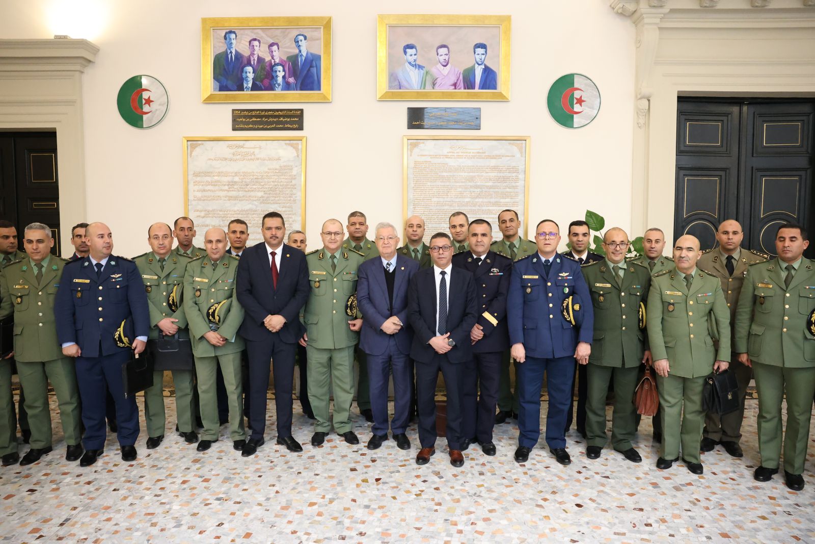 السيد عزوز ناصري، رئيس مجلس الأمة يستقبل وفدا من ضباط سامين مؤطرين وضباط سامين من بينهم أجانب متربصين بالمدرسة العليا الحربية بالناحية العسكرية الأولى