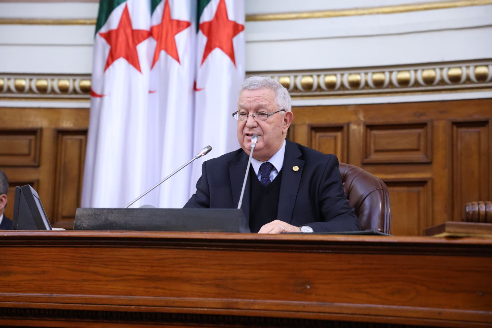 في جلسة عامة ترأّسها السيد عزوز ناصري، رئيس مجلس الأمة..   أعضاء مجلس الأمة يوجّهون ستة (06) أسئلة شفوية إلى عضوين (2) في الحكومة.