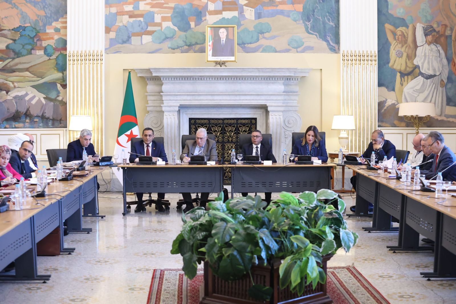 لجنة الدفاع الوطني تدرس نص قانون تجريم الاستعمار الفرنسي للجزائر بحضور ممثل الحكومة، السيد عبد المالك تاشريفت، وزير المجاهدين و ذوي الحقوق