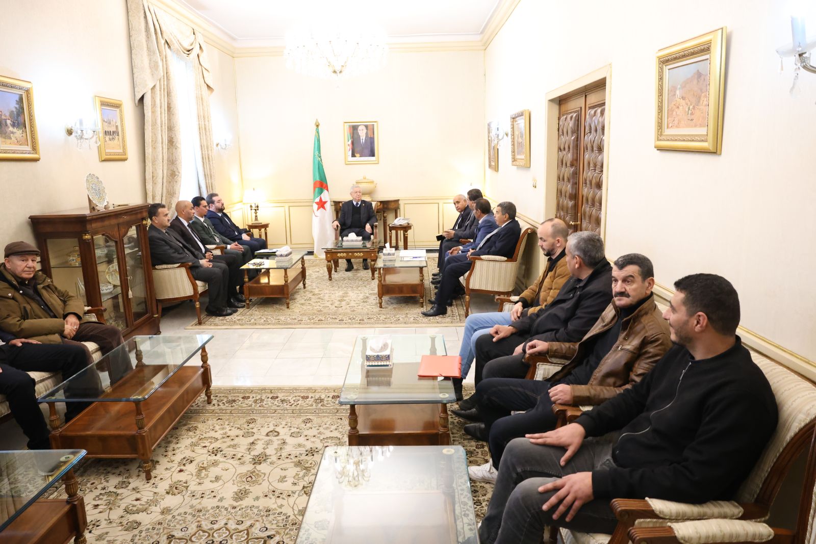 السيد عزوز ناصري، رئيس مجلس الأمة، يستقبل ممثلي نقابات قطاع النقل