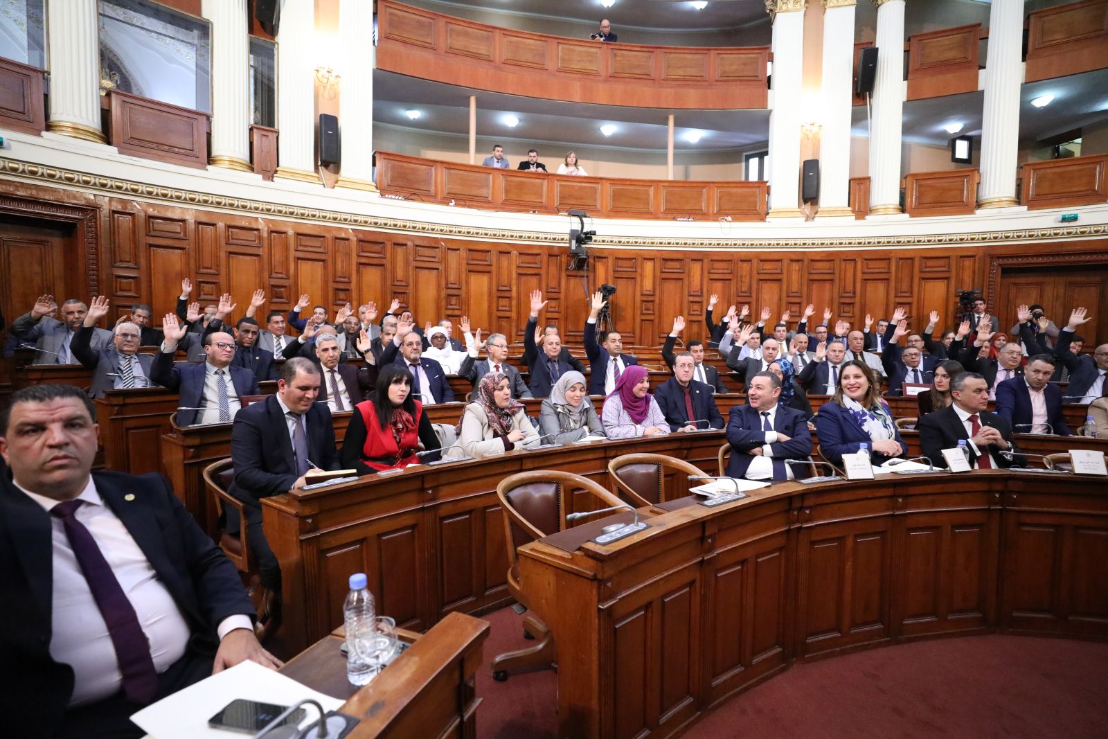 في جلسة علنية ترأسها السيد عزوز ناصري، رئيس مجلس الأمة، أعضاء المجلس يصادقون على نص قانون المرور مع التحفظ على 11 مادة منه