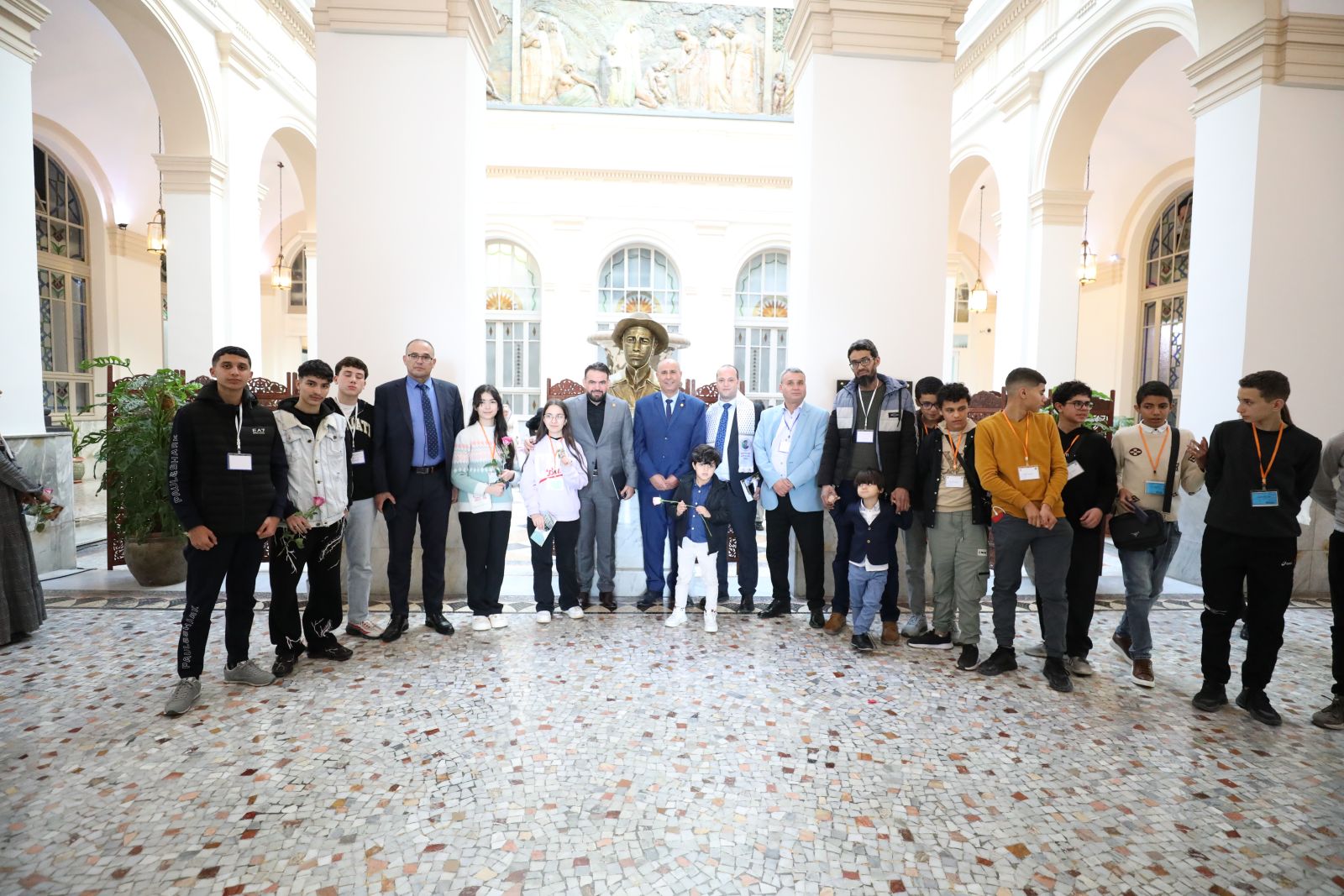 مجموعة من تلاميذ متوسطة الشهيد عباس عبد الكريم، وثانوية قروف محمد بن بلقاسم ولاية بسكرة، في زيارة إلى مقر مجلس الأمة