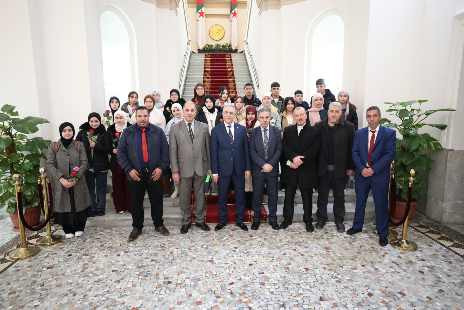 مجموعة من تلاميذ متوسطة بورباشي العربي عين الكبيرة بولاية سطيف، في زيارة إلى مقر مجلس الأمة