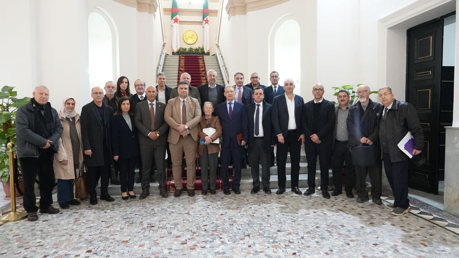 لجنة الصحة والشؤون الاجتماعية والعمل والتضامن الوطني بمجلس الأمة، برئاسة الأستاذ البروفيسور حبيب دواڨي، تعقد اجتماعًا شارك فيه نخبة من الأساتذة المتخصصين في مجال زرع الأعضاء