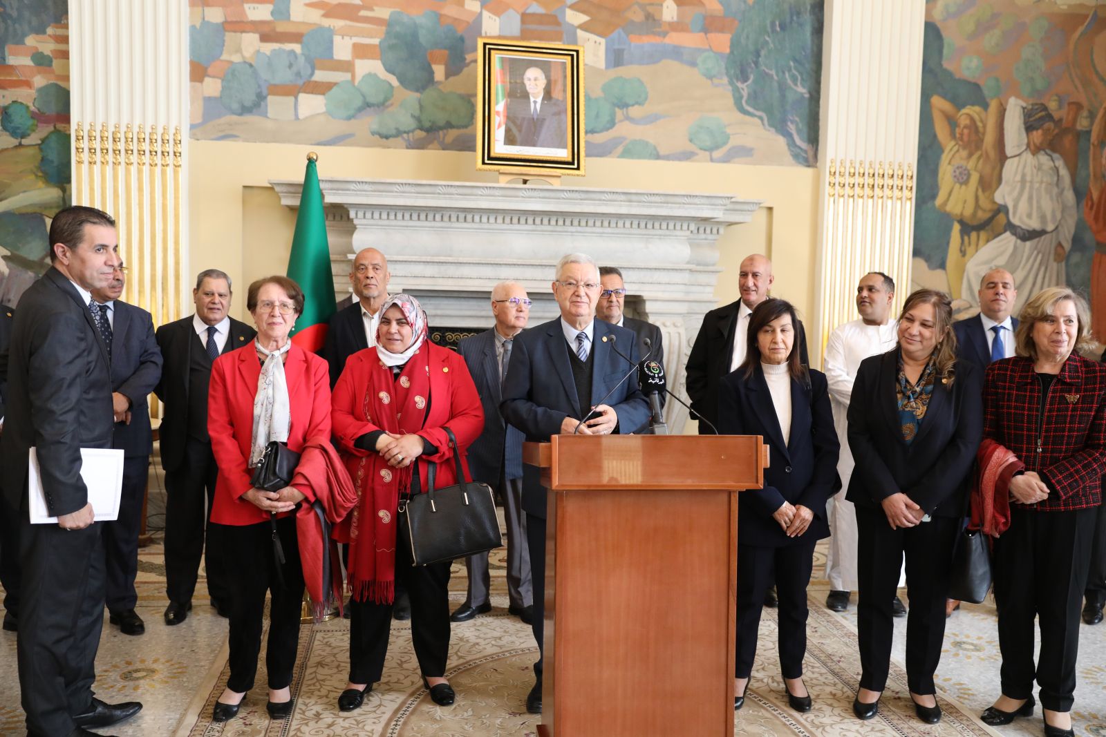 رئيس مجلس الأمة يشيد بدور المرأة الجزائرية في مسيرة التحرير والبناء