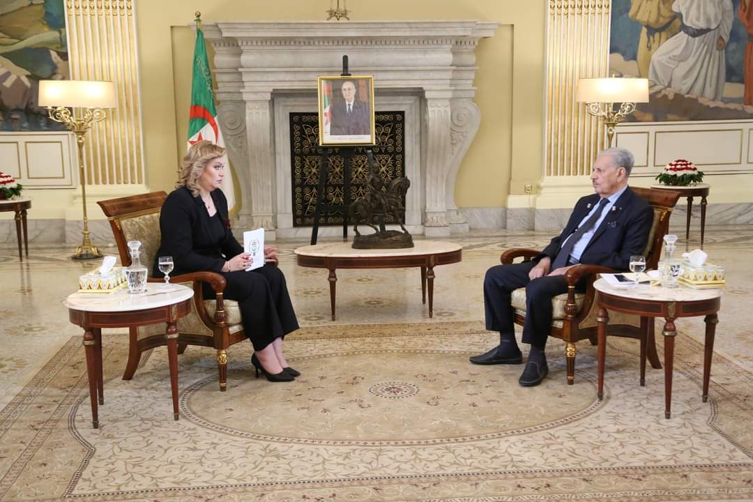 المجاهد صالح قوجيل رئيس مجلس الأمة، يجري حواراً صحفياً مع التلفزيون الجزائري،عشية إحياء الذكرى المزدوجة لهجومات الشمال القسنطيني (20 أوت 1955) ومؤتمر الصومام(20 أوت 1956